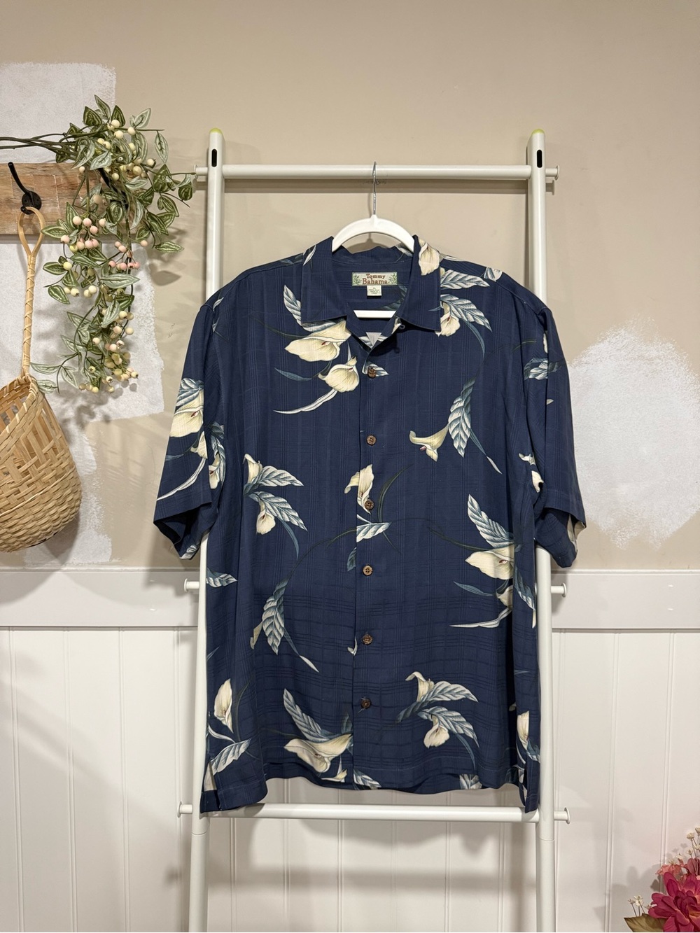 Tommy Bahama 100% Silk Vintage Navy Blue Tropical Floral Camp Shirt